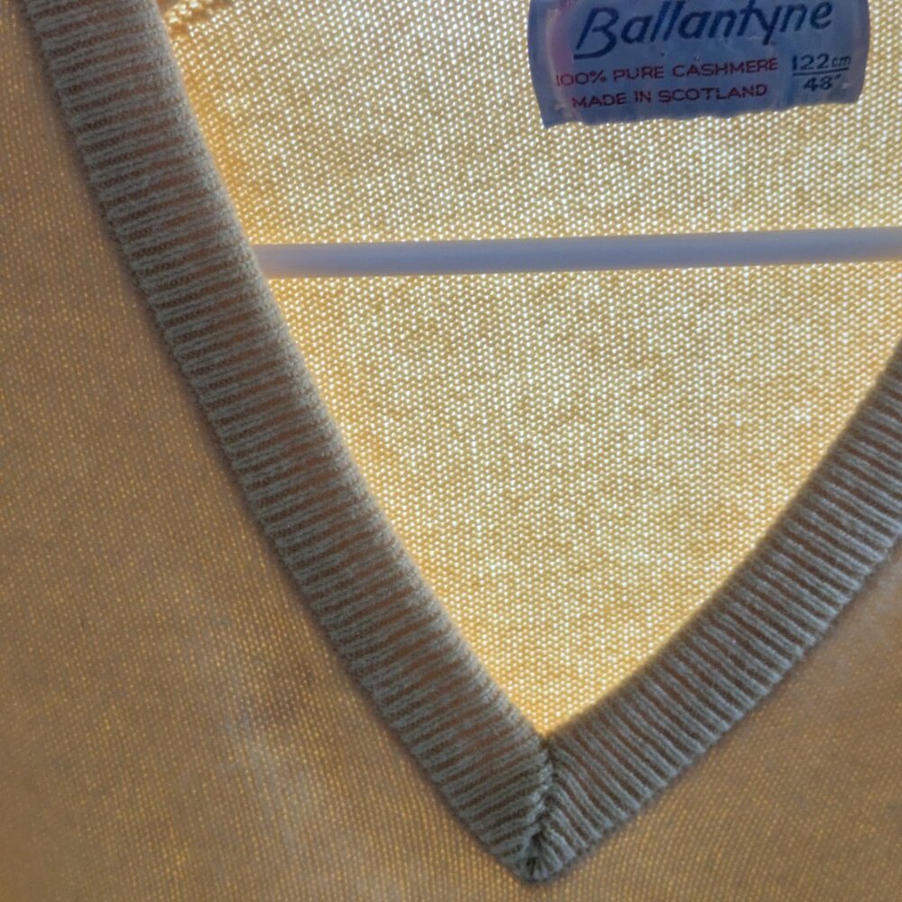 Vintage Ballantyne 100% Cashmere Sweater Made in Scotland - Picture 13 of 13
